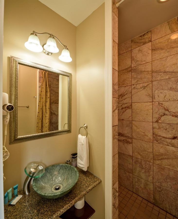 Above The Beach Guest Suites Penticton Esterno foto