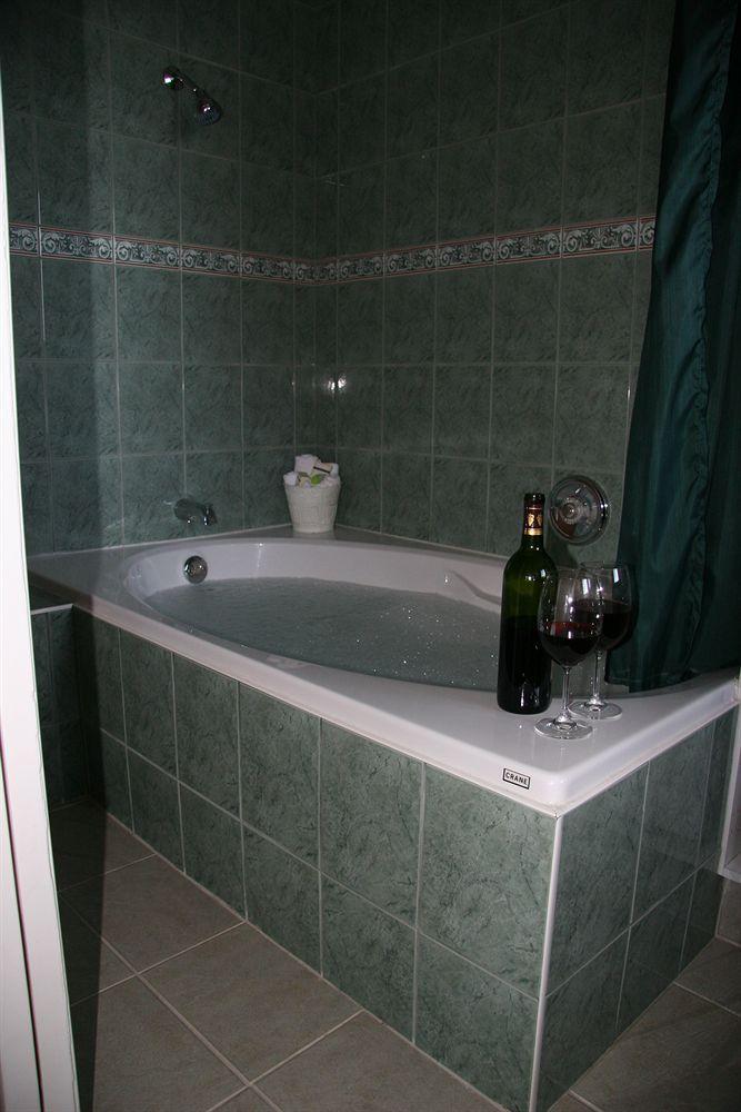 Above The Beach Guest Suites Penticton Esterno foto