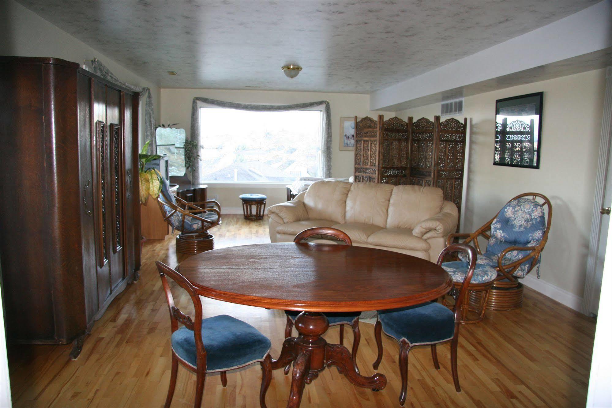 Above The Beach Guest Suites Penticton Esterno foto