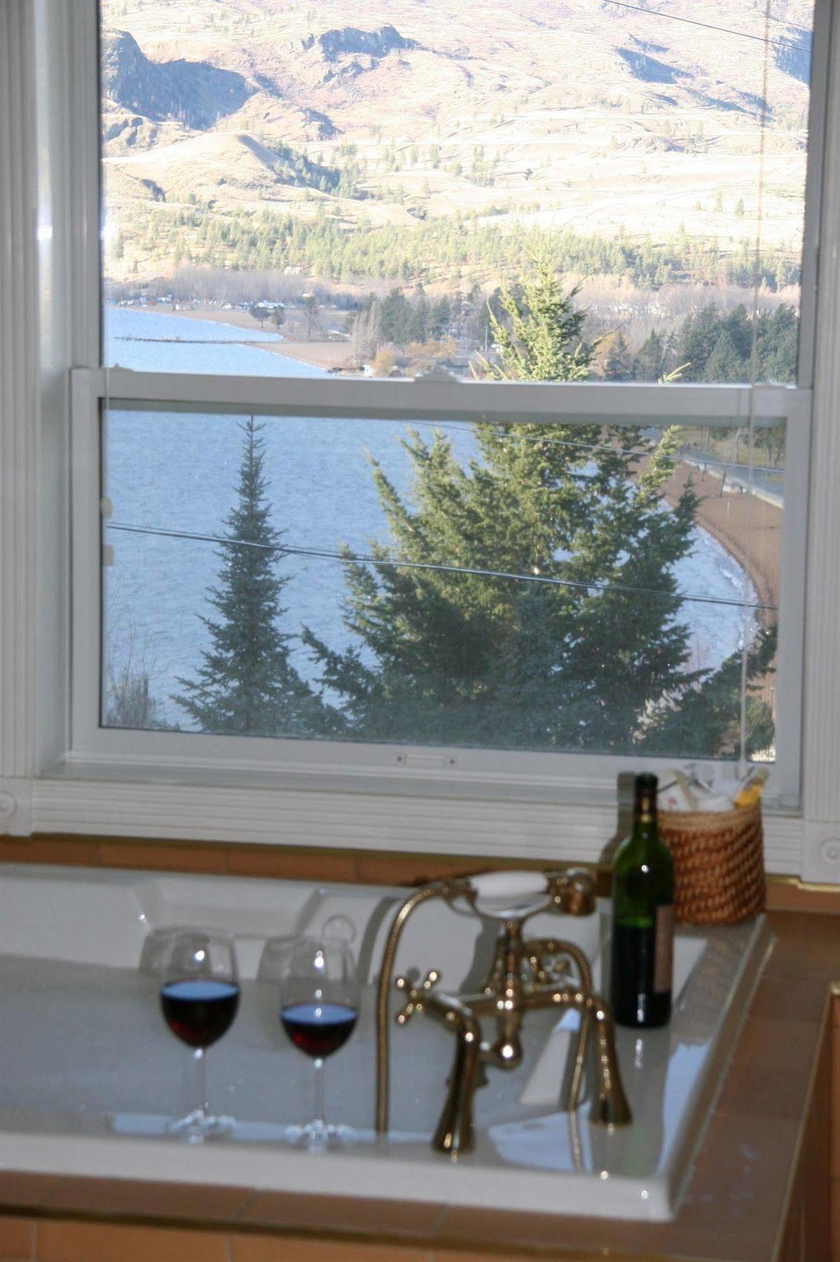 Above The Beach Guest Suites Penticton Esterno foto