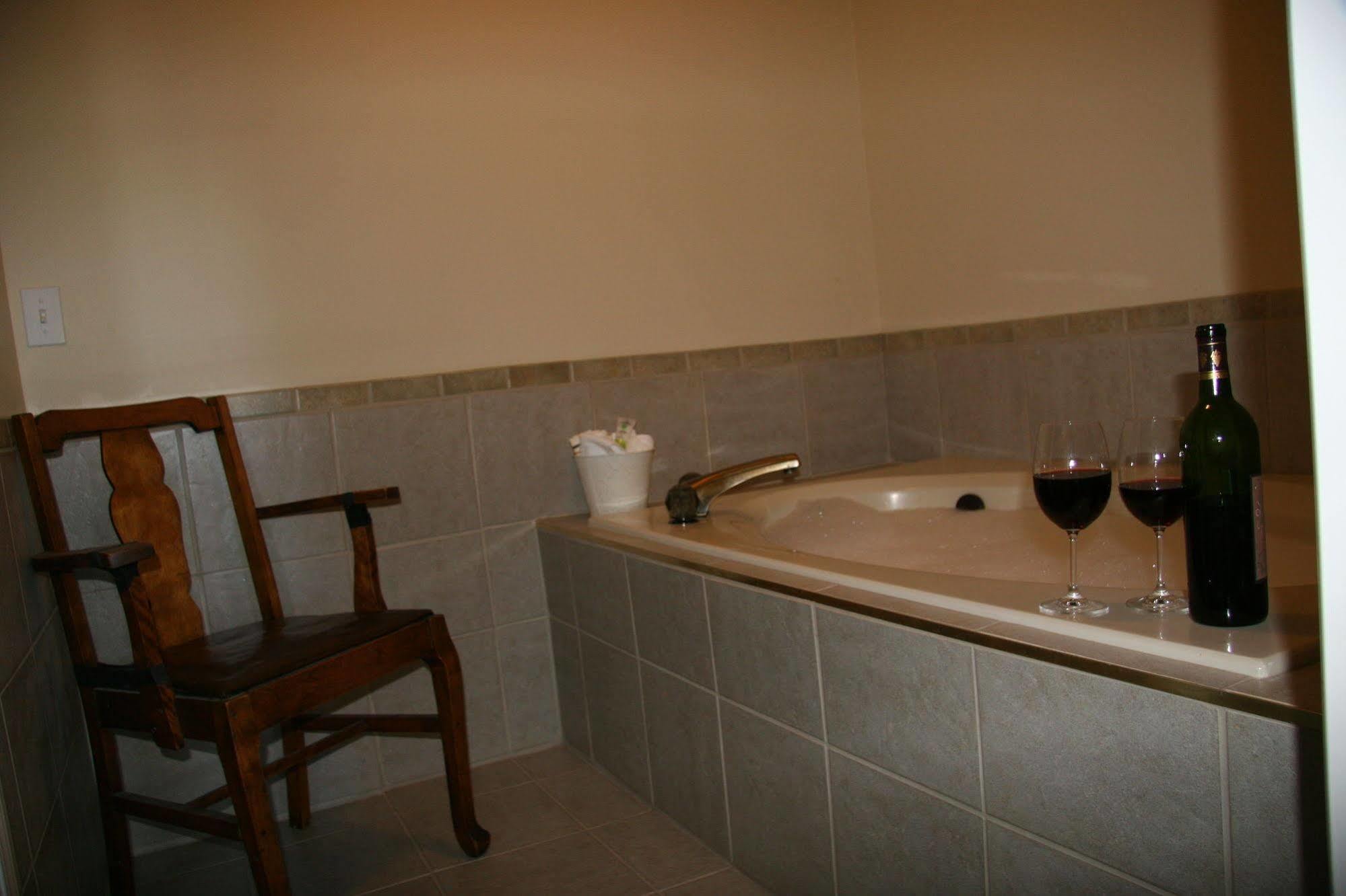 Above The Beach Guest Suites Penticton Esterno foto